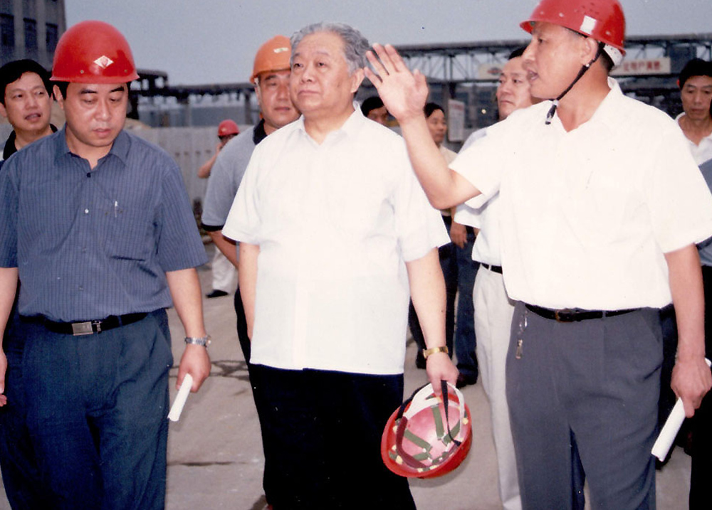 2000年8月16日，第十届全国人大常委会副委员长（时任国家经贸委主任）盛华仁（中）莅临公司视察。
